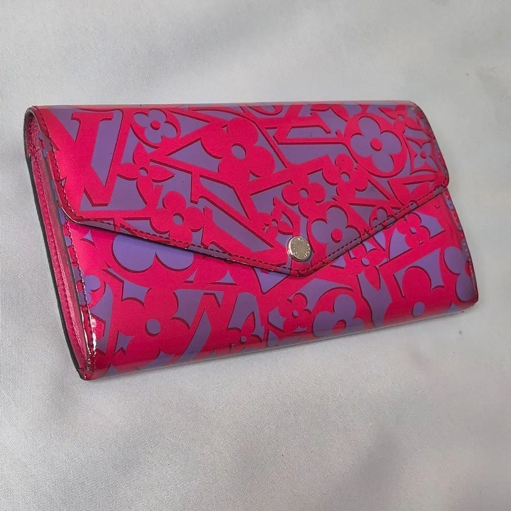 Authentic 🌸 Louis Vuitton Rose Indian Sweet Vernis Wallet